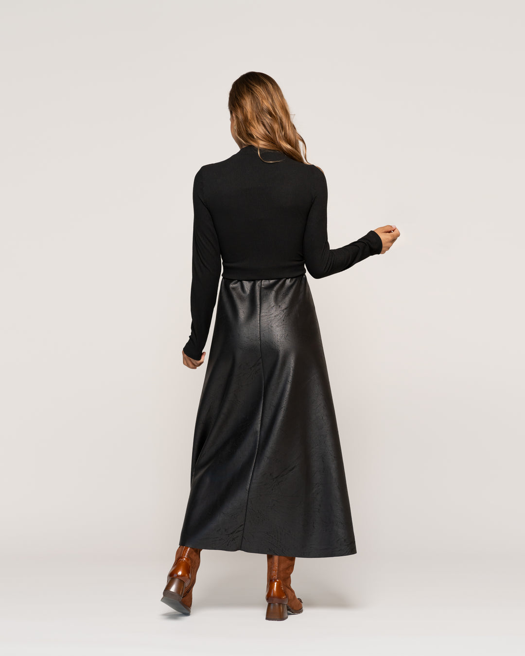 Vestido Midi Gabriela Negro Con Falda Evasé Liso Ludovica
