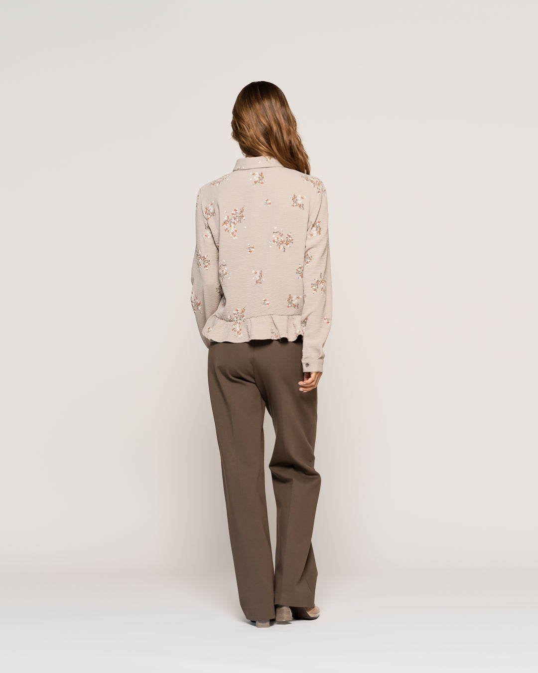 Blusa Gloria Beige Fluida Cuello V Manga Larga Ludovica