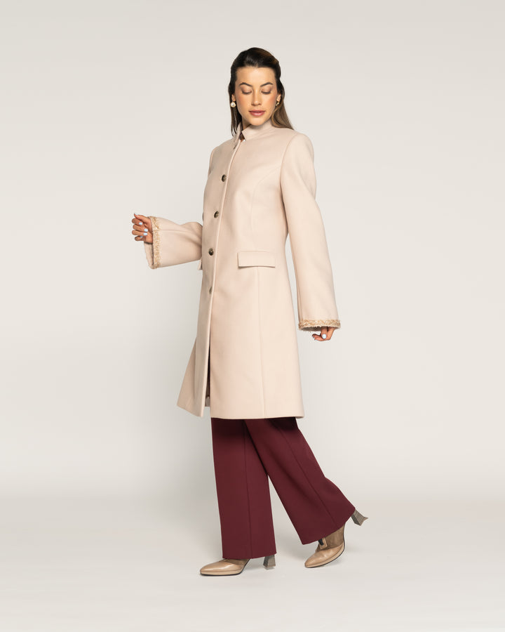 Abrigo Valentina Latte Mao Manga Larga Detalle Dorado Ludovica