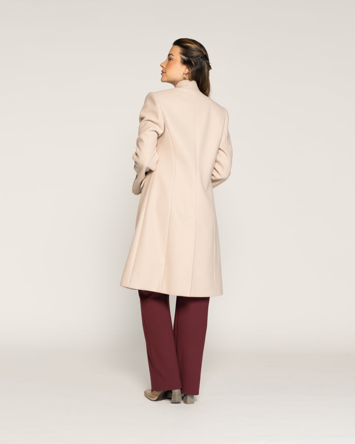 Abrigo Valentina Latte Mao Manga Larga Detalle Dorado Ludovica