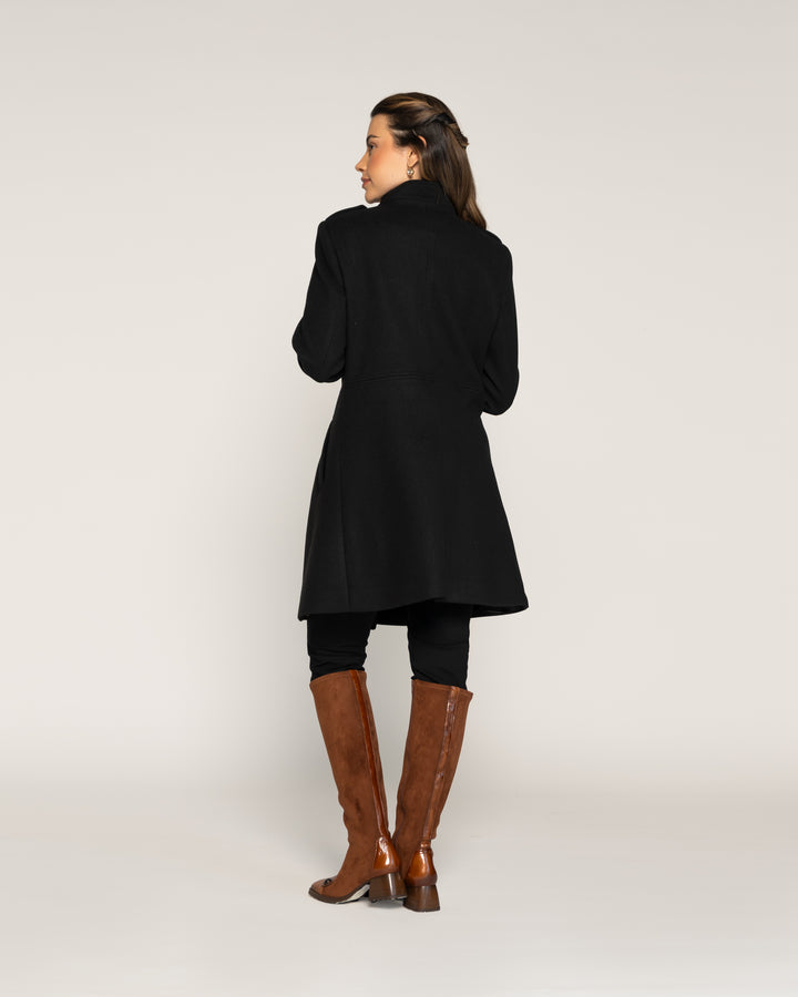 Abrigo Teodora Negro Cuello Alto Ludovica