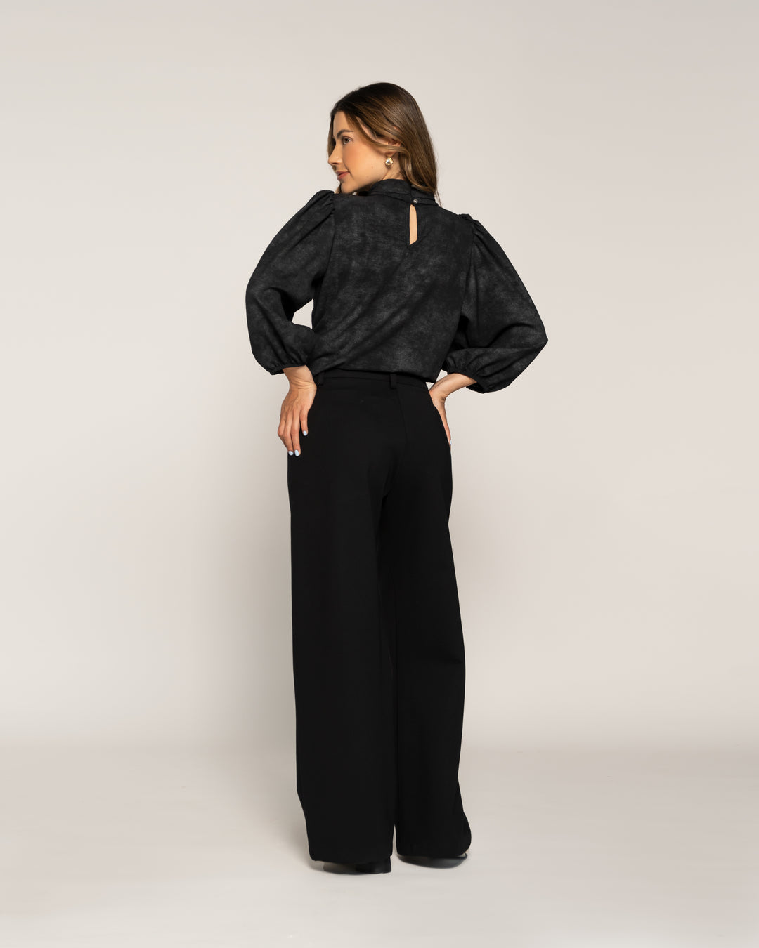 Blusa Camila Negro Ajustada Cuello Alto Manga 3/4 Ludovica