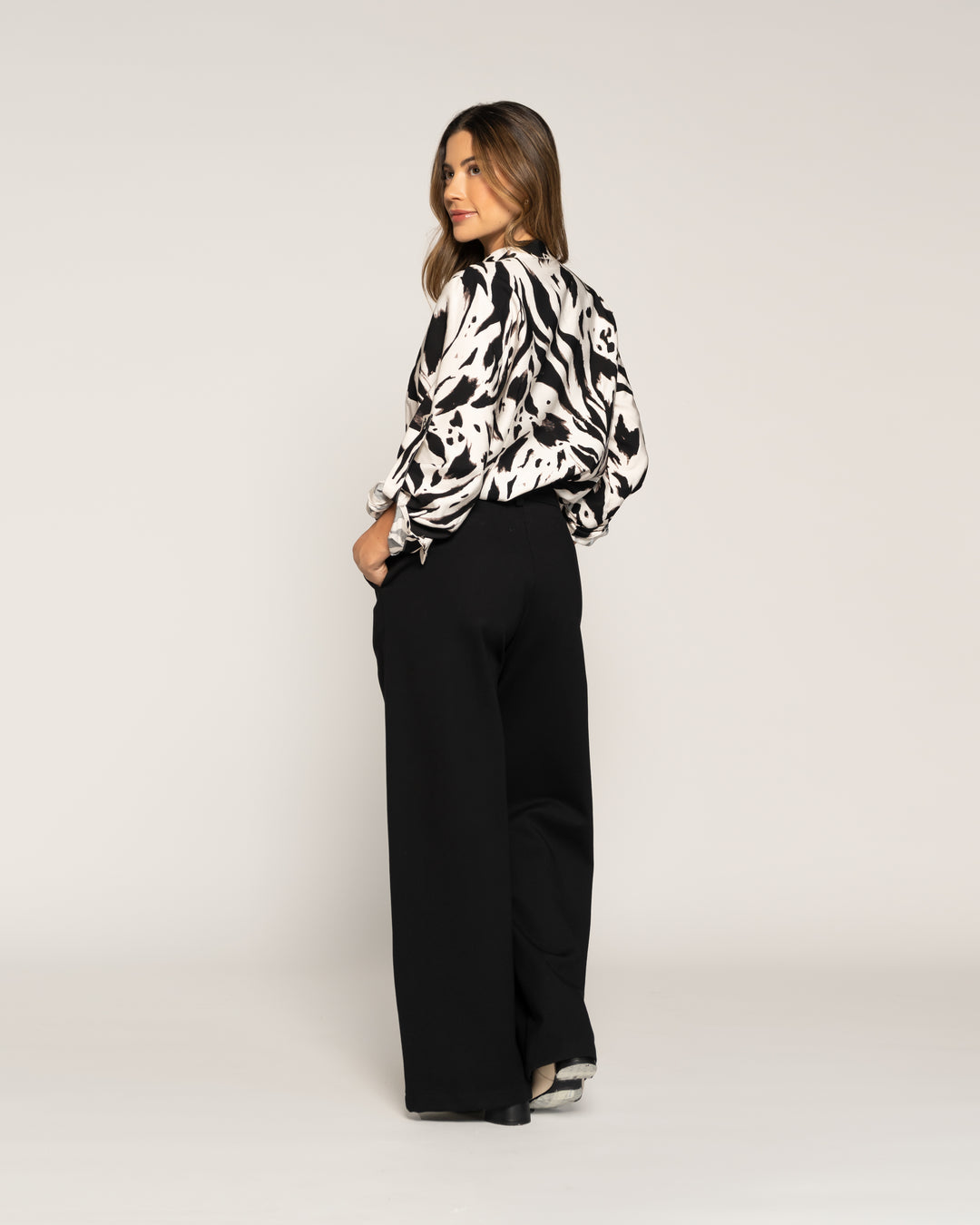 Blusa Ana Negra Ajustada Cuello V Manga Larga Ludovica