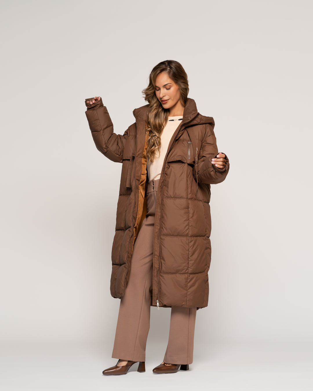 Parka Irene Café Acolchada Largo Medio Capucha Ludovica