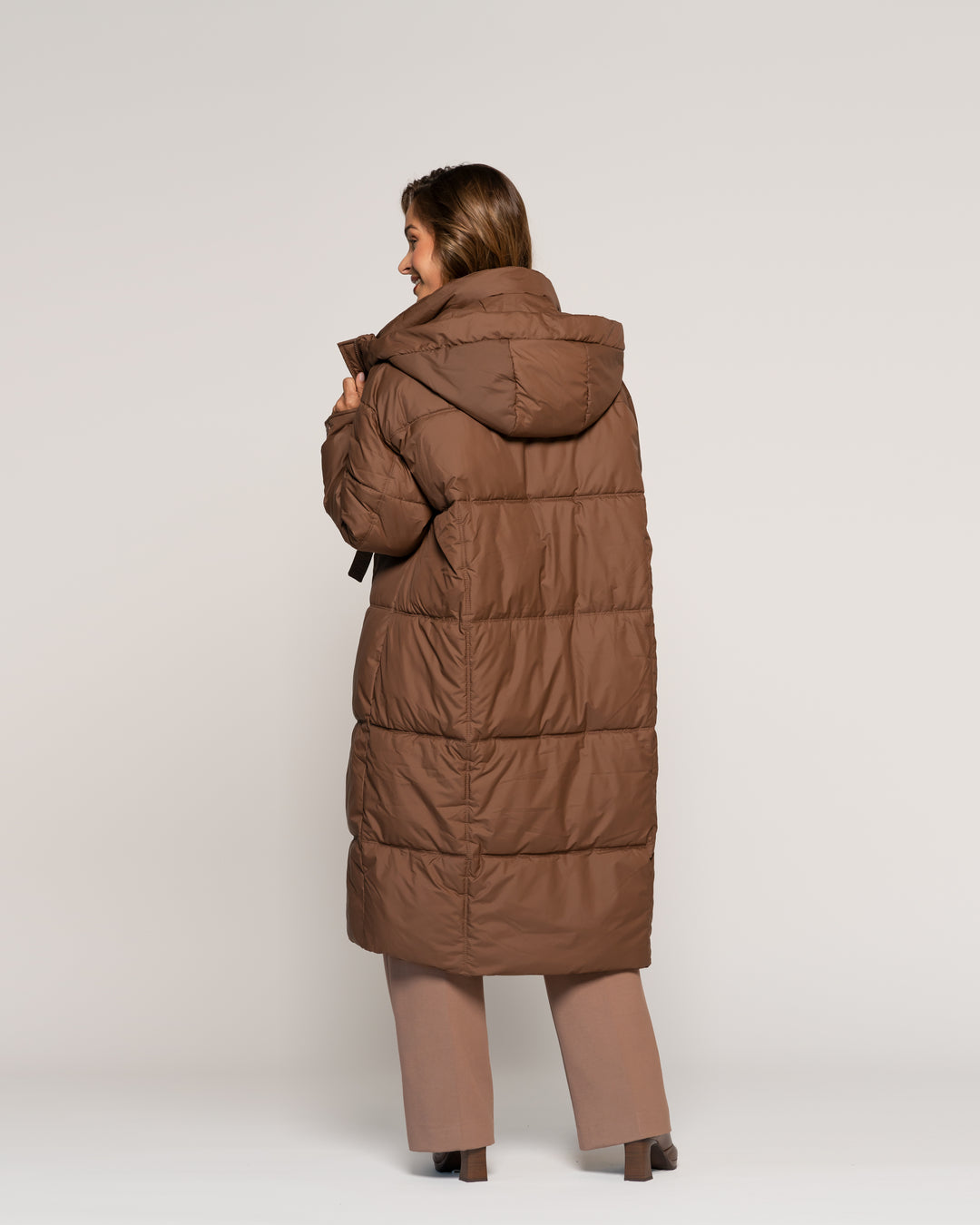 Parka Irene Café Acolchada Largo Medio Capucha Ludovica