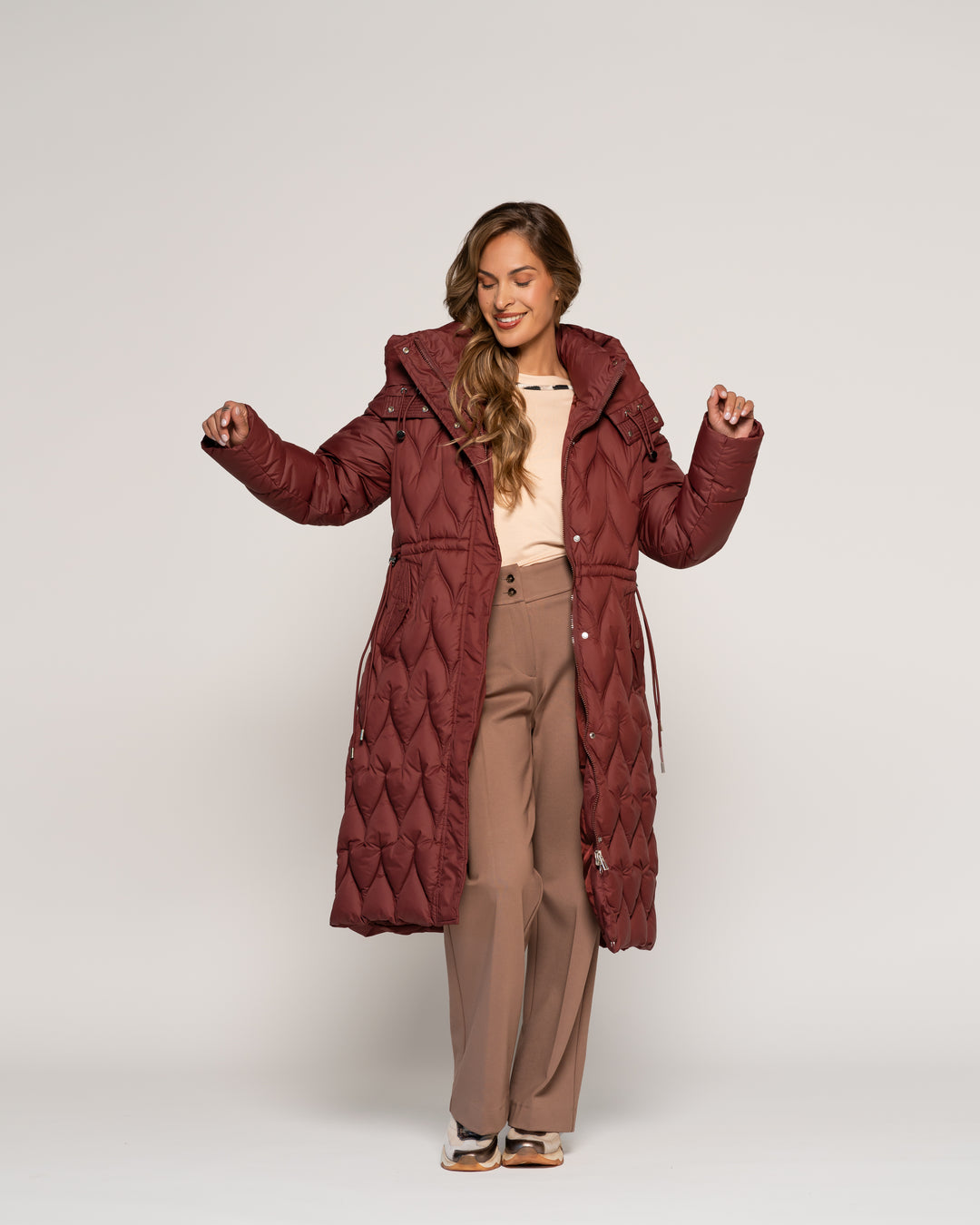 Parka Jimena Vino Acolchado Geométrico Largo Medio Capucha Ludovica