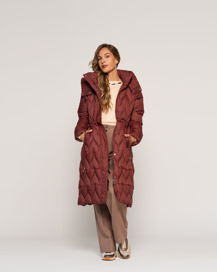 Parka Jimena Vino Acolchado Geométrico Largo Medio Capucha Ludovica
