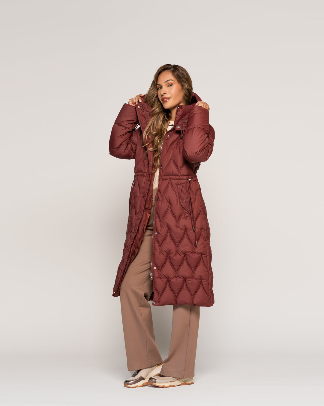 Parka Jimena Vino Acolchado Geométrico Largo Medio Capucha Ludovica