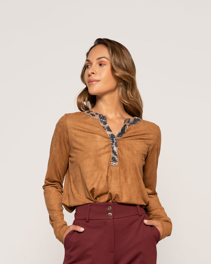 Polera Filomena Caramelo Regular Cuello V Manga Larga Ludovica