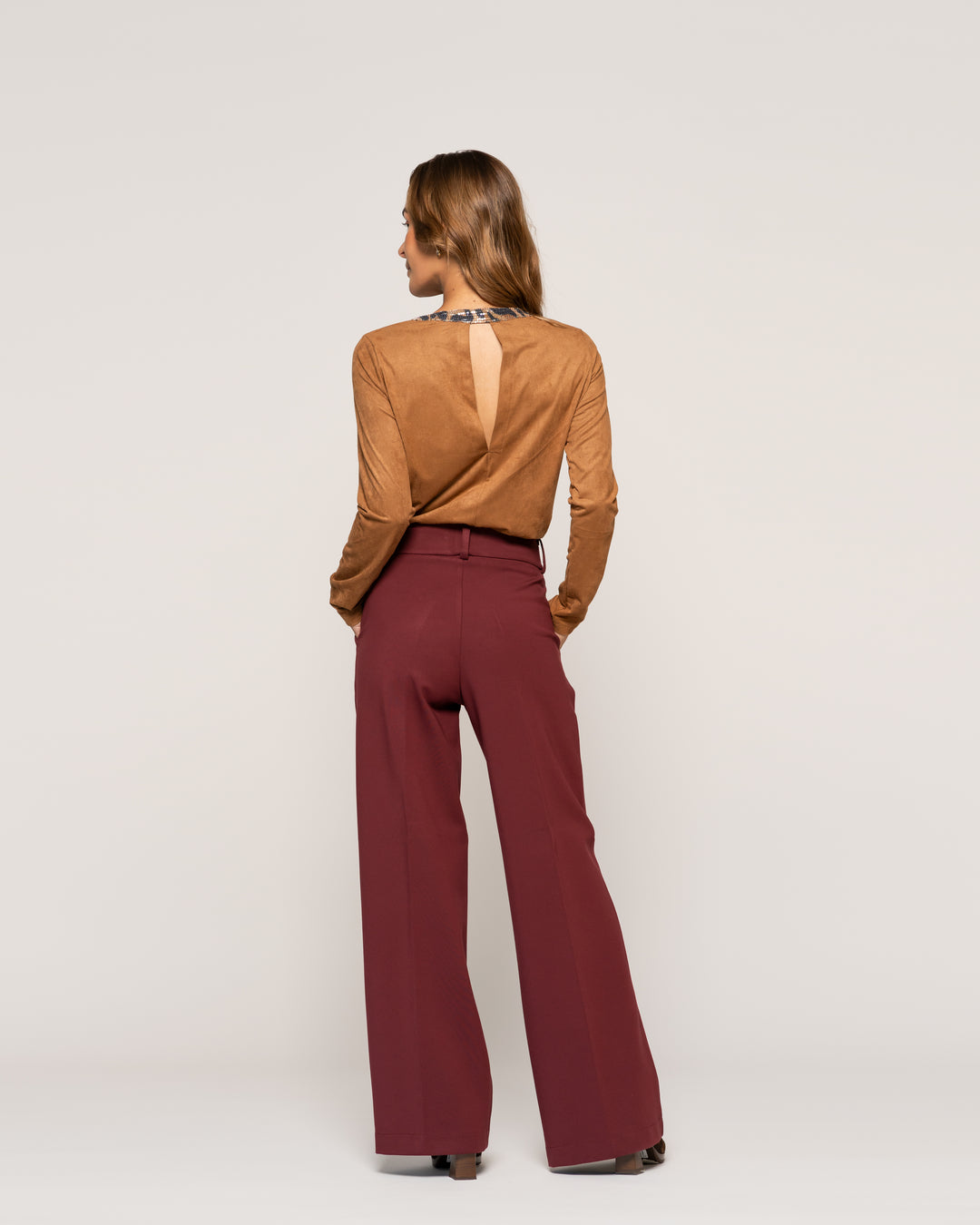 Polera Filomena Caramelo Regular Cuello V Manga Larga Ludovica