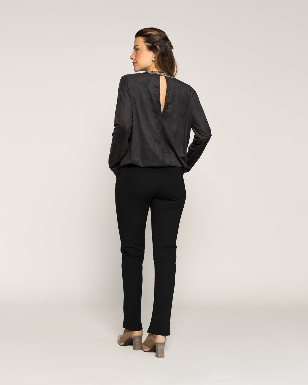 Polera Filomena Negro Regular Cuello V Manga Larga Ludovica