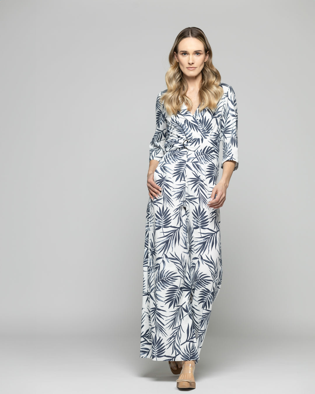 Enterito Mujer Amarilis Escote Cruzado Manga 3/4 Estampado Hojas Blanco Y Azul Ludovica