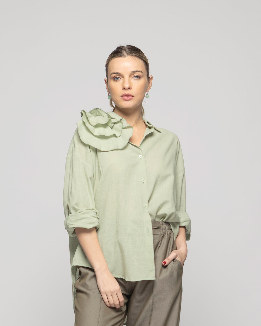 Blusa Mujer Buganvilla Camisera Viscosa Manga Larga Detalle Flor Verde Salvia Ludovica