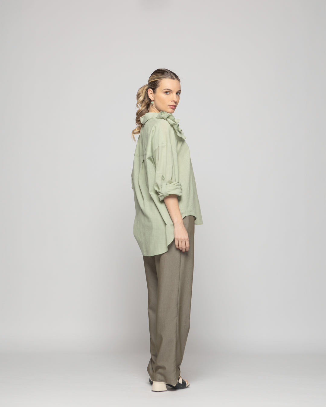 Blusa Mujer Buganvilla Camisera Viscosa Manga Larga Detalle Flor Verde Salvia Ludovica