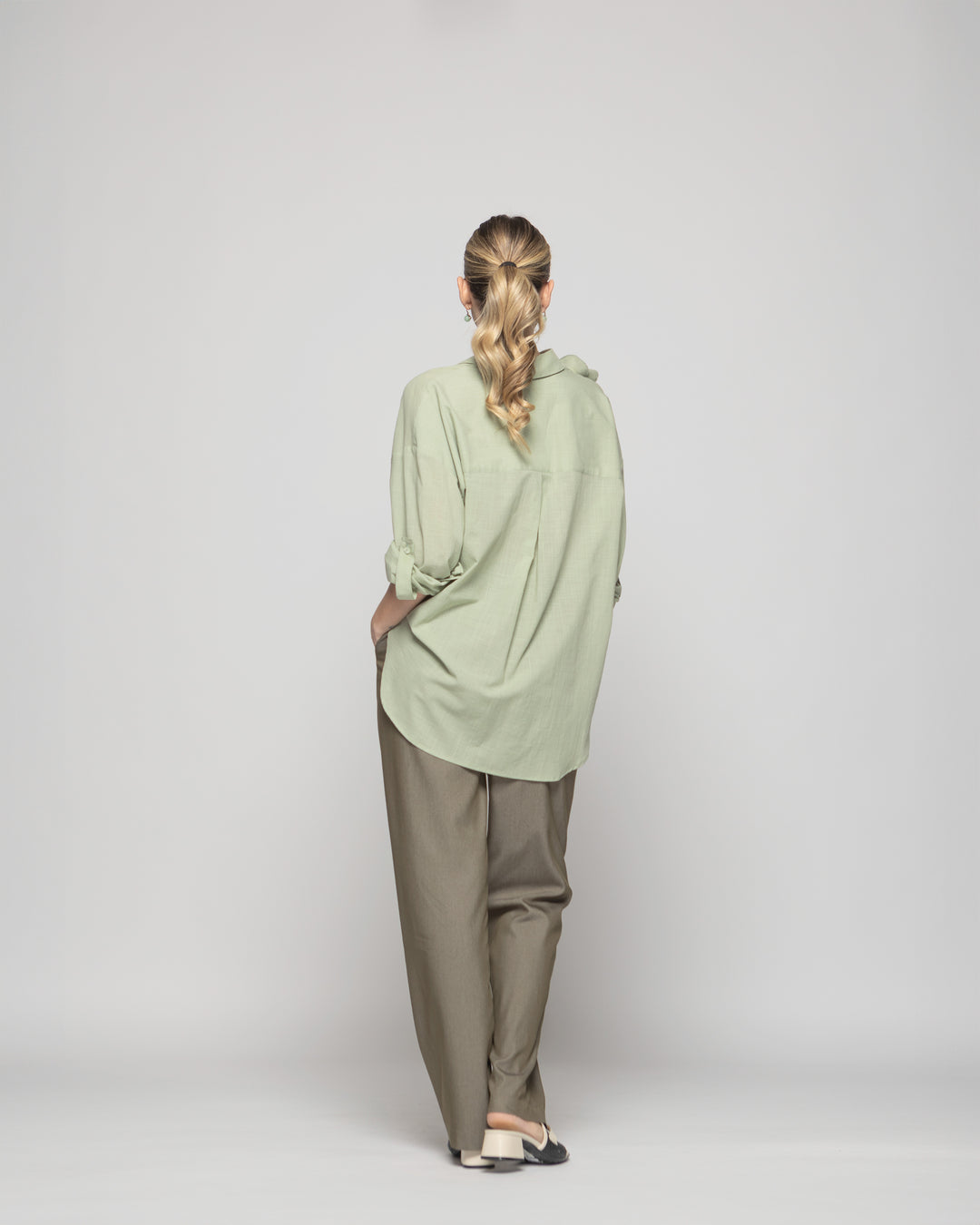 Blusa Mujer Buganvilla Camisera Viscosa Manga Larga Detalle Flor Verde Salvia Ludovica