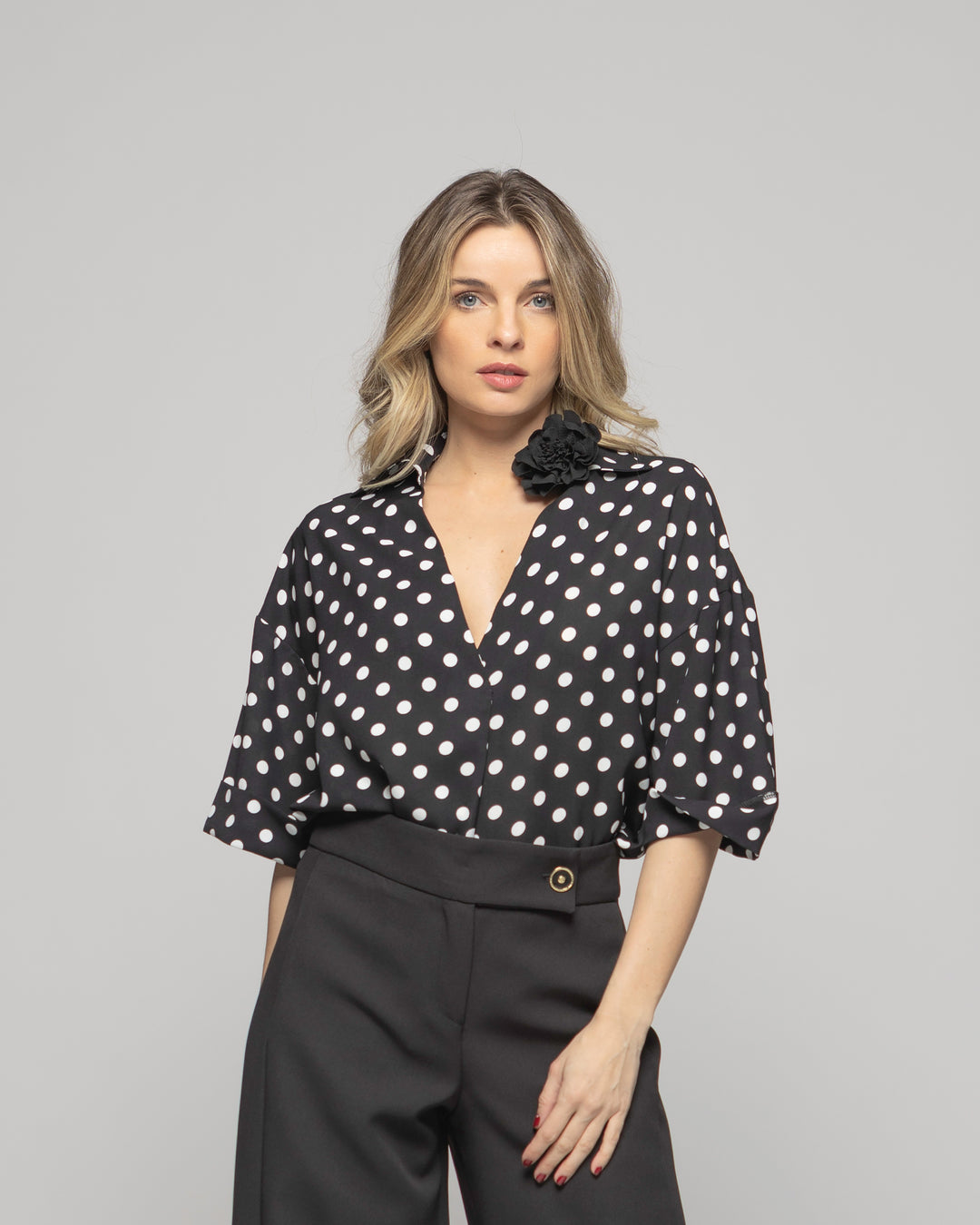 Blusa Mujer Brionia Escote V Estampado Lunares Blancos Negra Ludovica