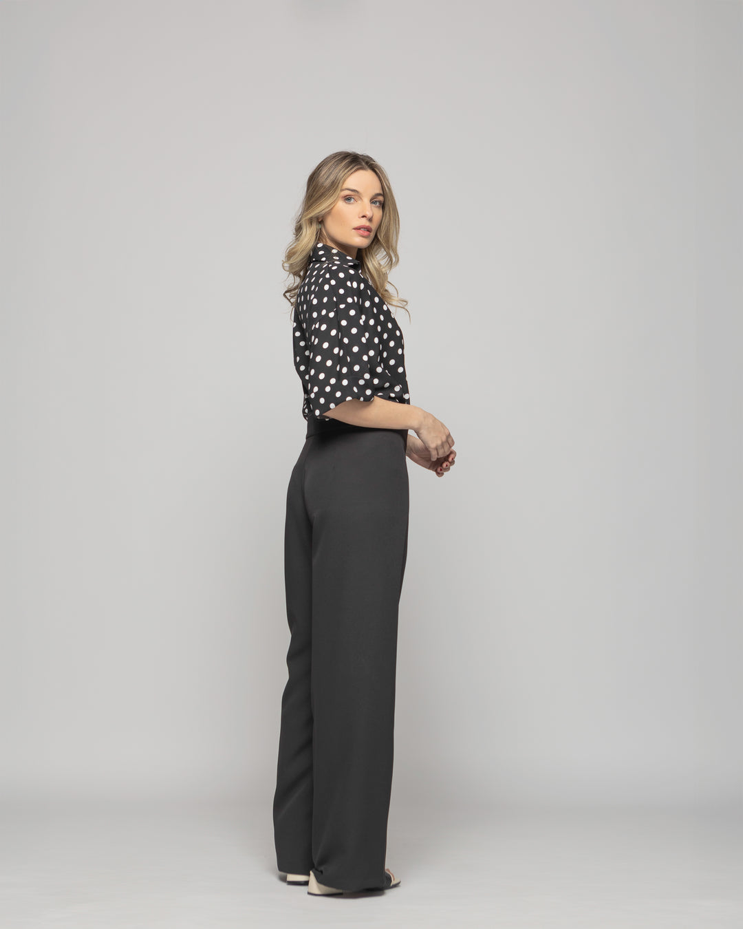 Blusa Mujer Brionia Escote V Estampado Lunares Blancos Negra Ludovica