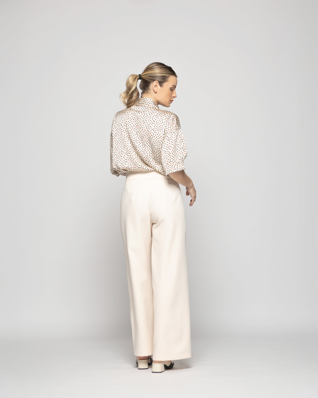 Blusa Mujer Boronia Escote V Estampado Lunares Colores Beige Ludovica