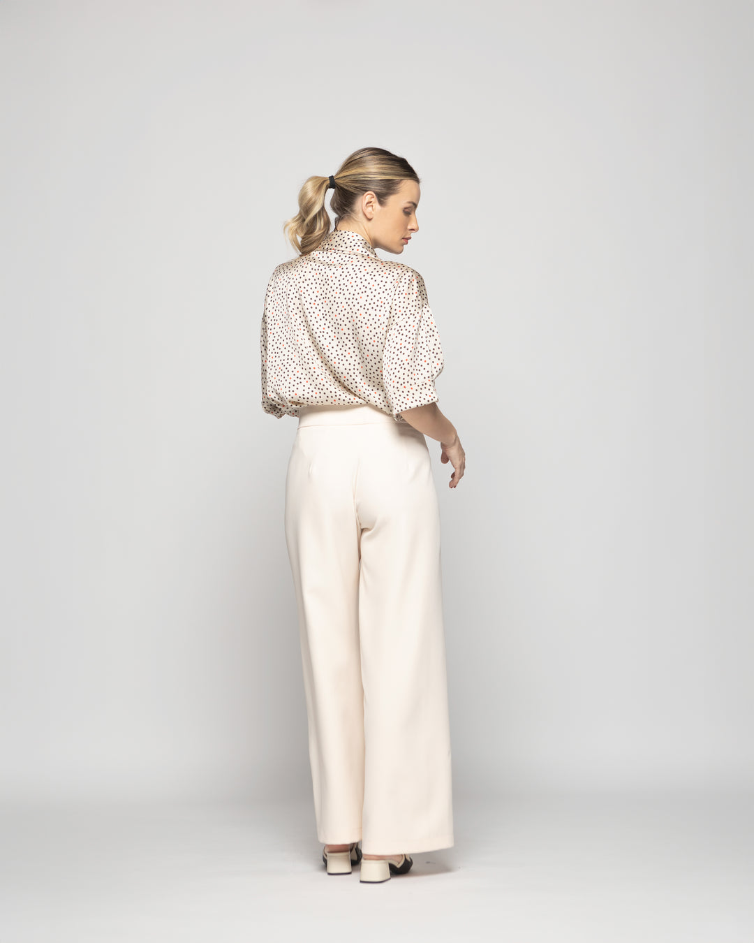 Blusa Mujer Boronia Escote V Estampado Lunares Colores Beige Ludovica