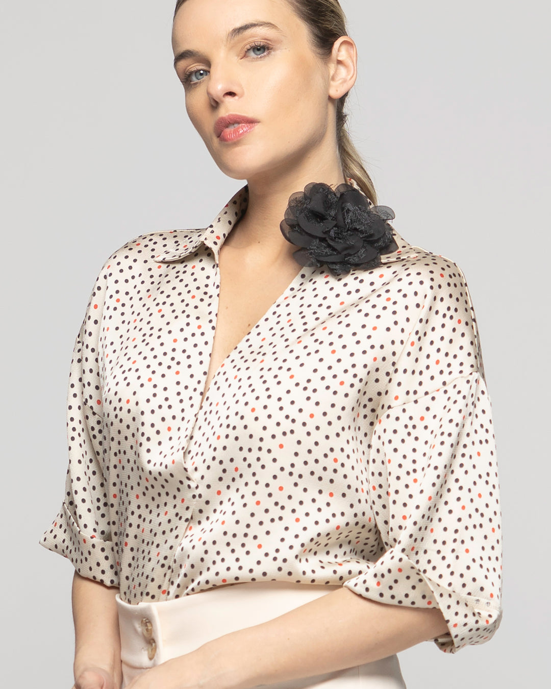 Blusa Mujer Boronia Escote V Estampado Lunares Colores Beige Ludovica