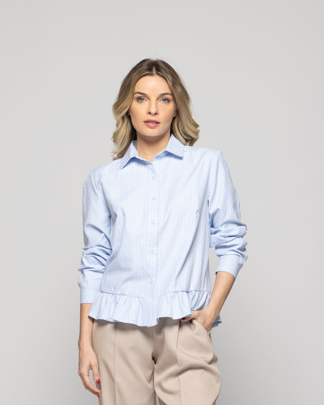 Blusa Mujer Cala Camisera Houndstooth Con Volante En Basta Celeste Ludovica