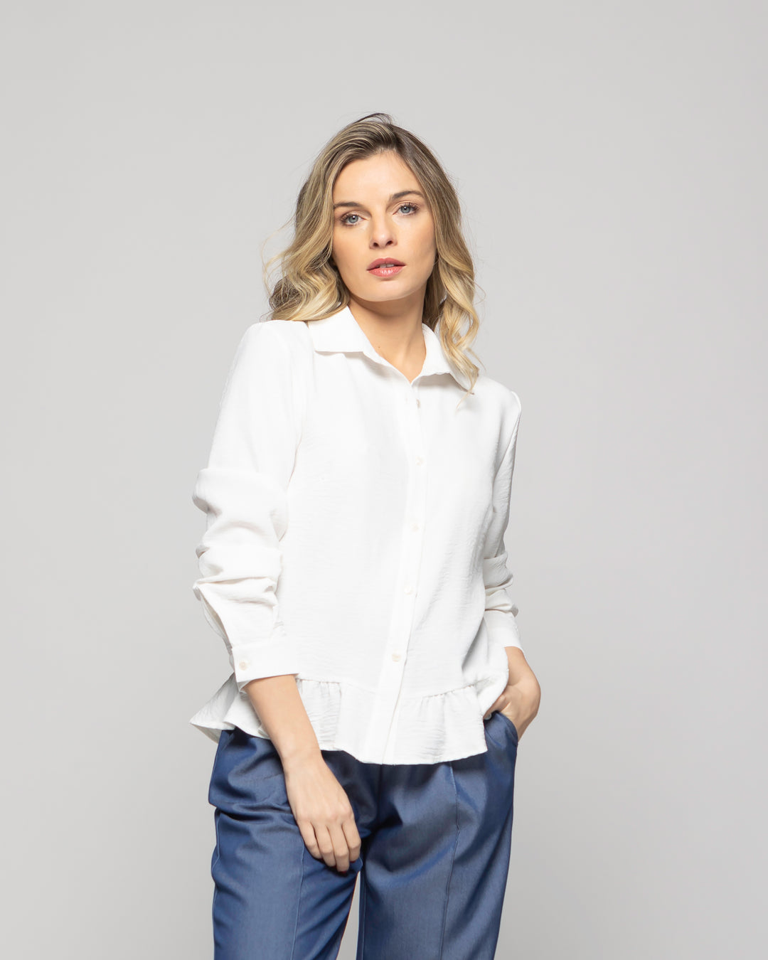 Blusa Mujer Cala Camisera Lisa Con Volante En Basta Blanca Crudo Ludovica