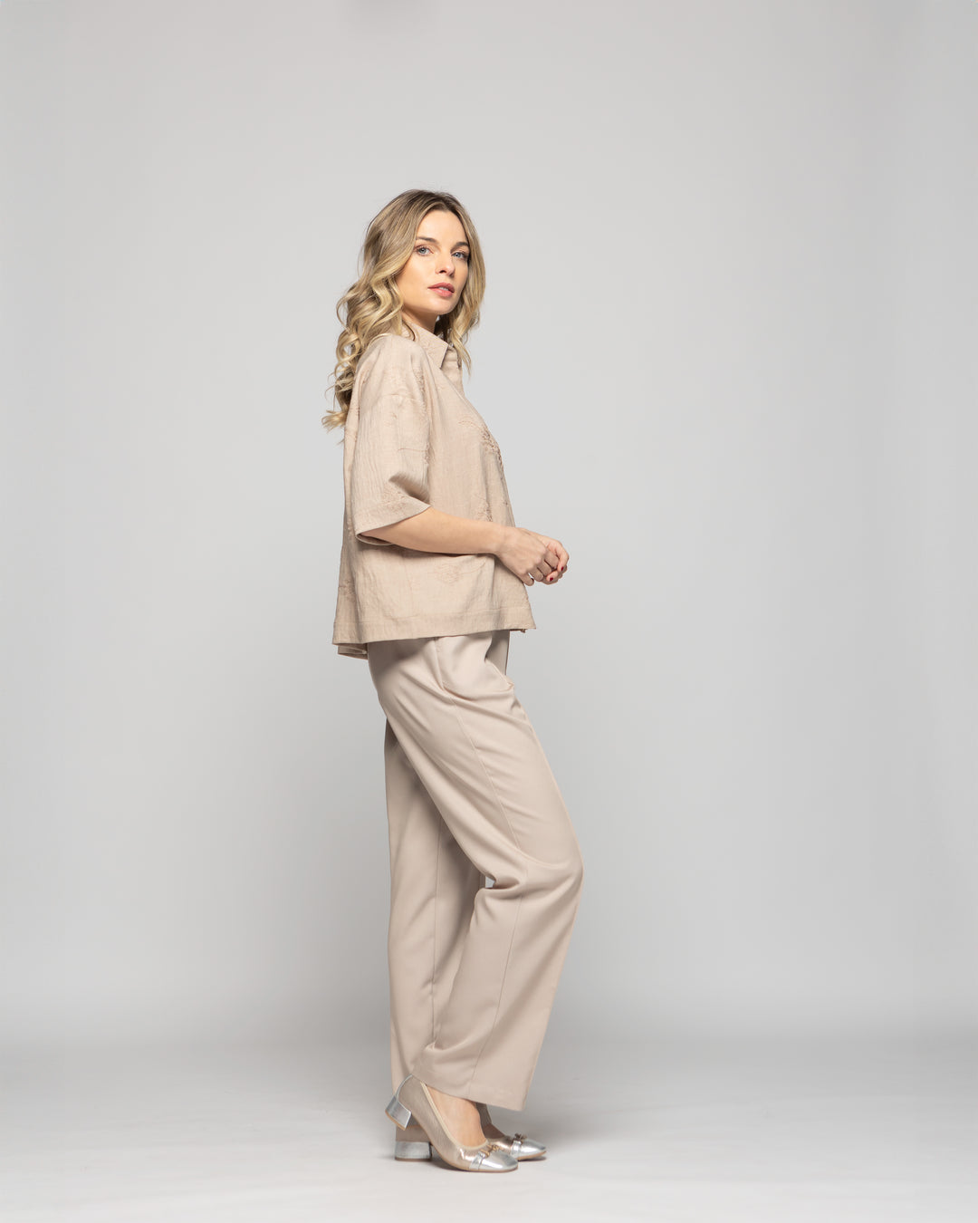 Blusa Mujer Cineraria Camisera Bordada Manga Corta Beige Ludovica