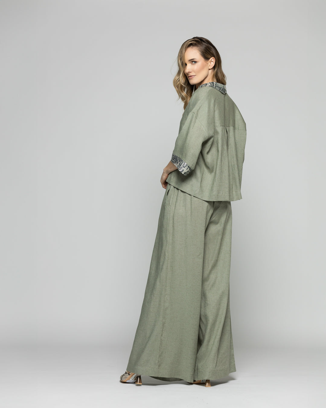 Blusa Mujer Fresia Viscosa Lino Mangas 3/4 Detalle Lentejuelas Verde Militar Ludovica