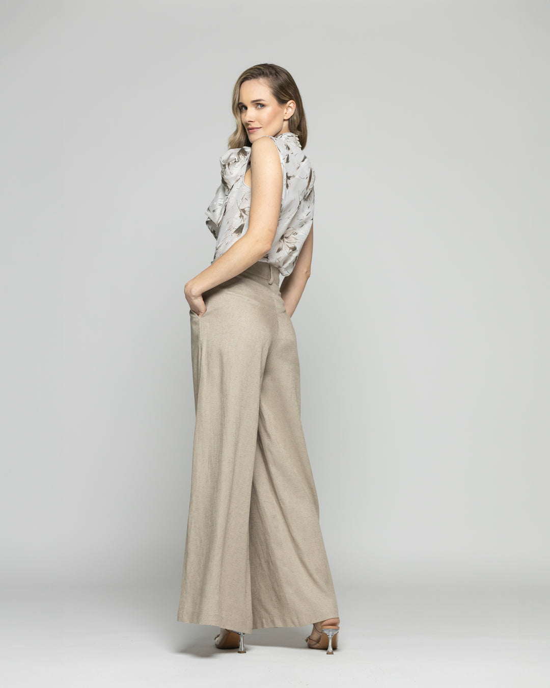 Blusa Mujer Gazania Sin Mangas Lazo Pañuelo Estampado Beige Ludovica
