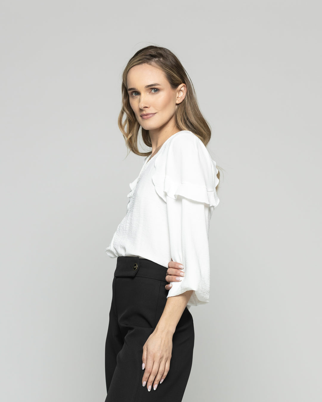 Blusa Mujer Eucomis Escote V Volantes Mangas 3/4 Blanca Crudo Ludovica