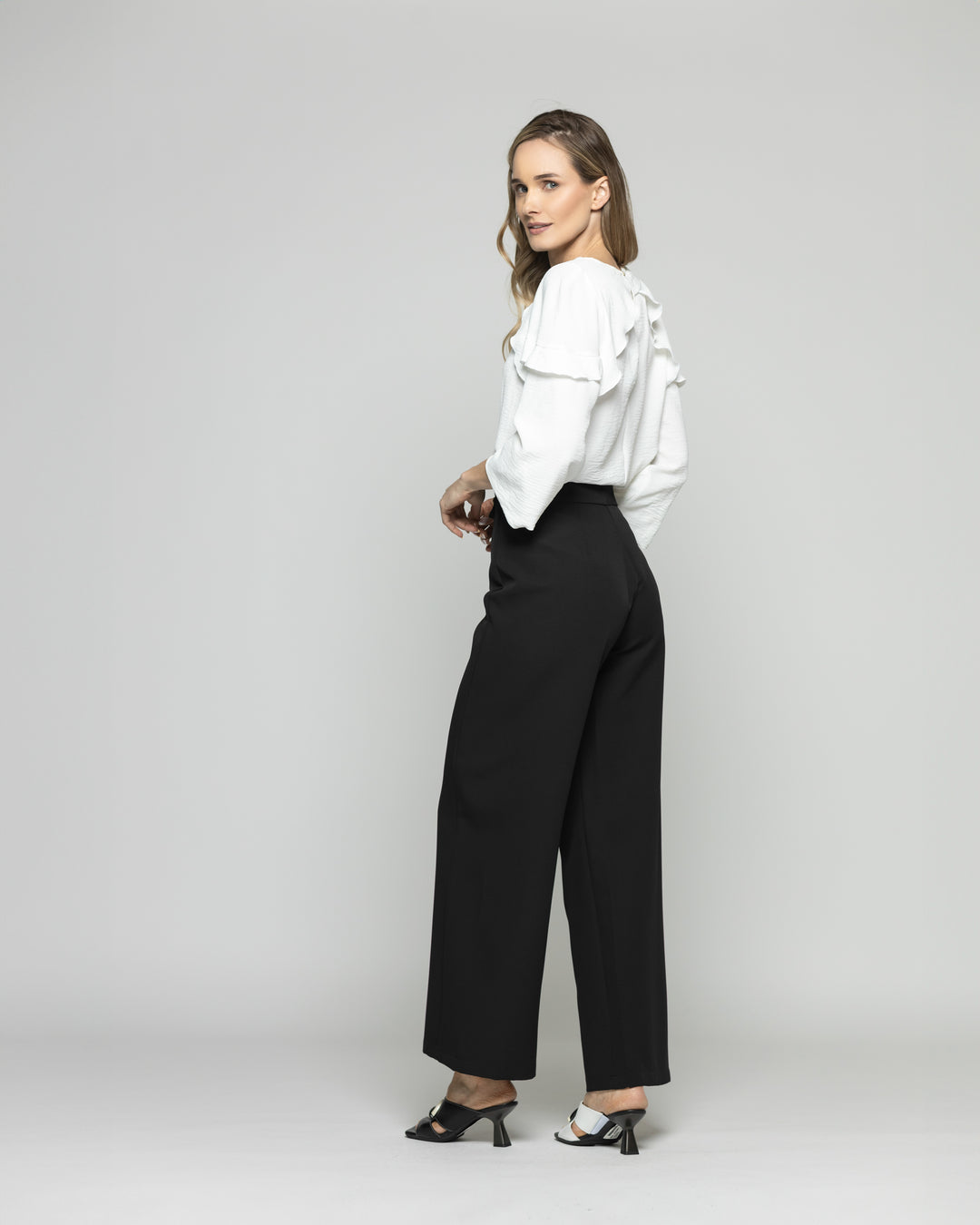 Blusa Mujer Eucomis Escote V Volantes Mangas 3/4 Blanca Crudo Ludovica
