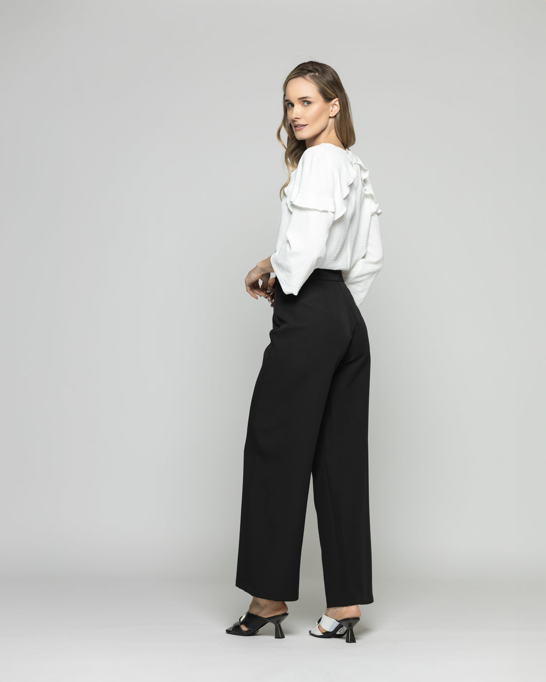 Blusa Mujer Eucomis Escote V Volantes Mangas 3/4 Blanca Crudo Ludovica