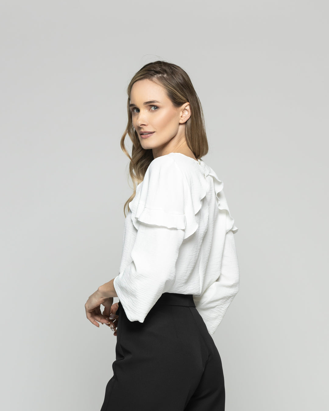 Blusa Mujer Eucomis Escote V Volantes Mangas 3/4 Blanca Crudo Ludovica