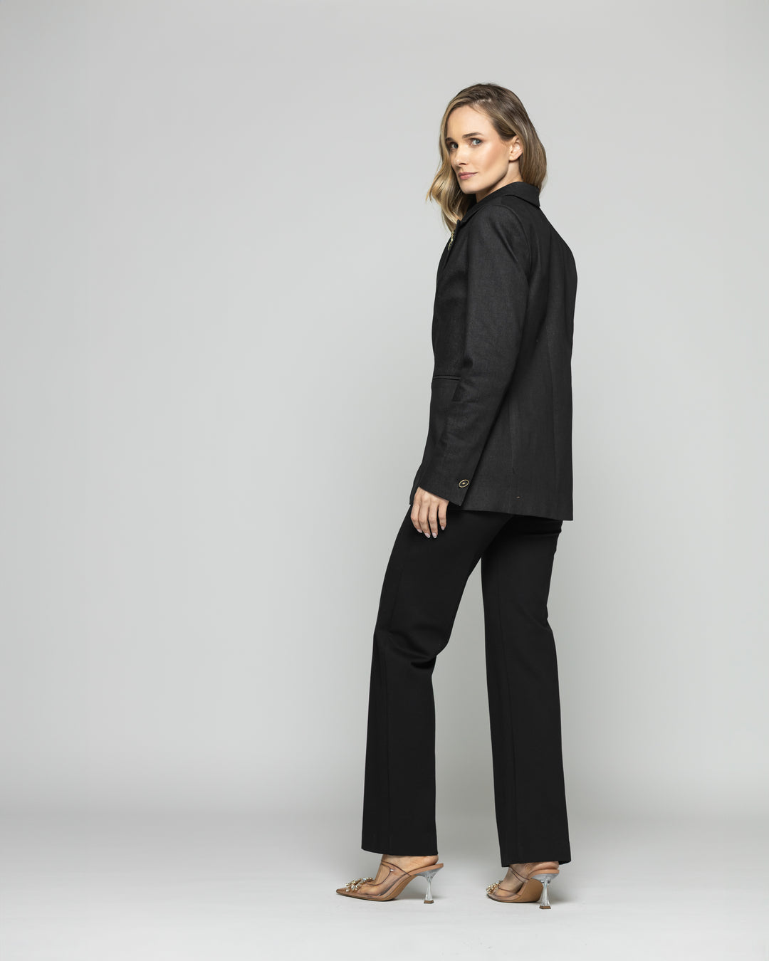 Blazer Mujer Jacarandá Clásico Con Prendedores Denim Negro Ludovica