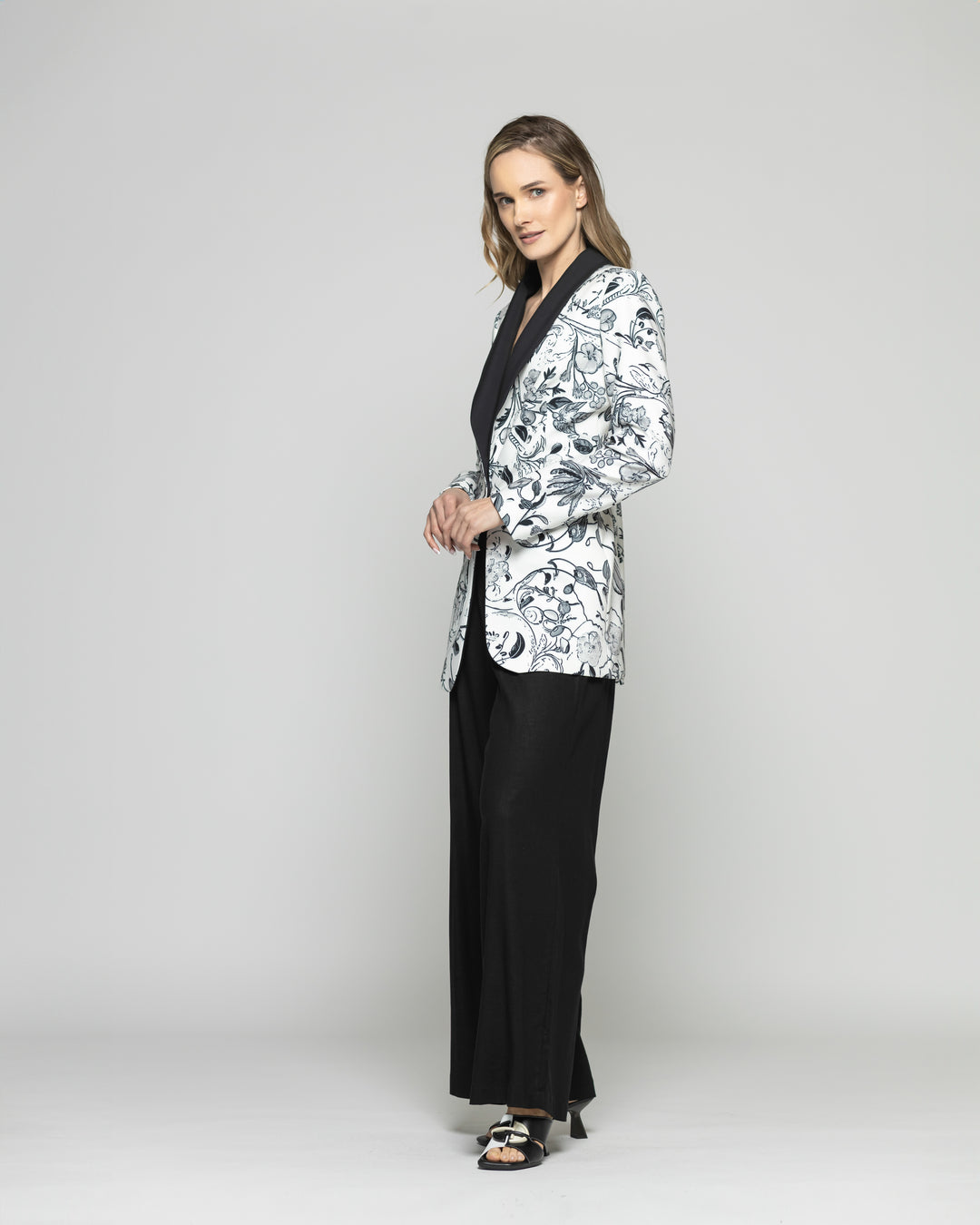 Blazer Mujer Lirio Clásico Estampado Botánico Negro Ludovica