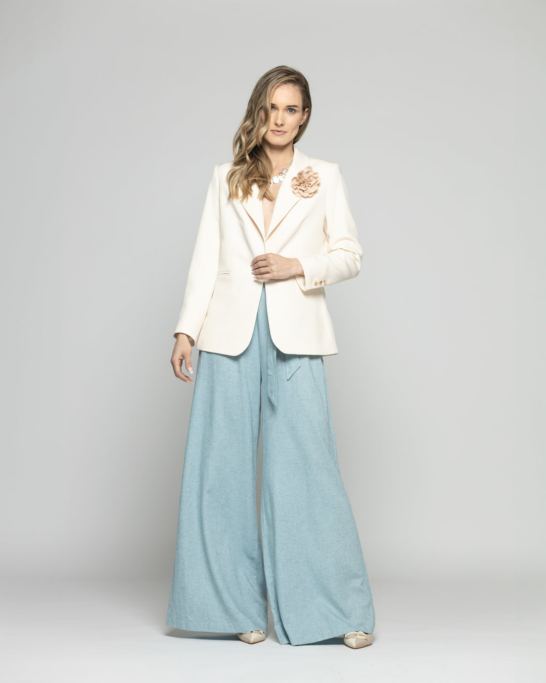 Blazer Mujer Lotus Clásico Con Flor Blanco Crema Ludovica