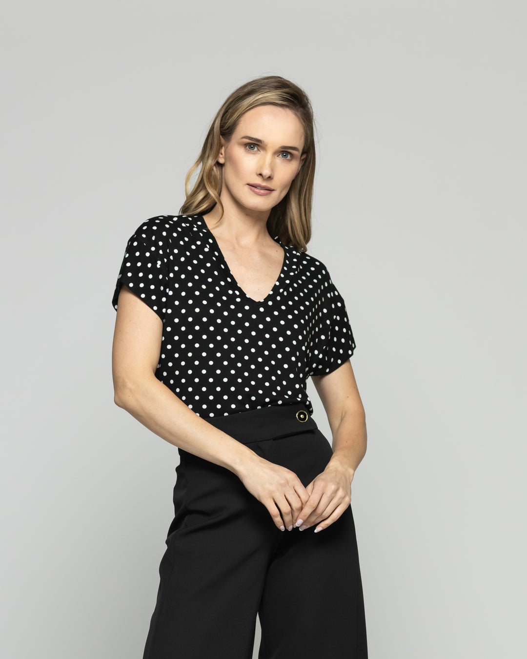 Polera Mujer Monarda Viscosa Manga Corta Lunares Blancos Negra Ludovica
