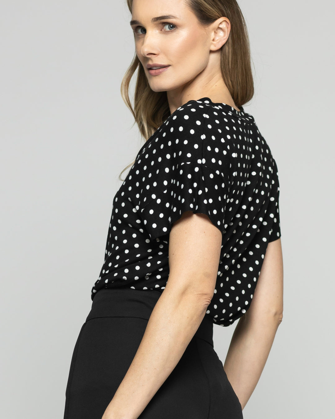 Polera Mujer Monarda Viscosa Manga Corta Lunares Blancos Negra Ludovica
