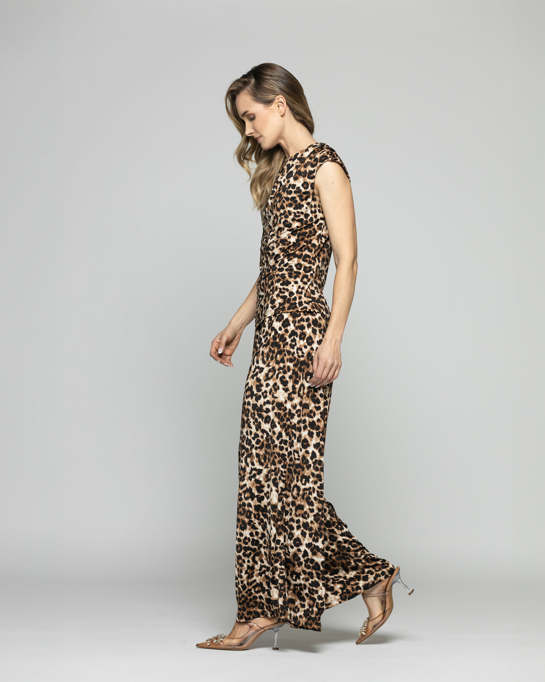 Polera Mujer Manzanilla Sin Mangas Drapeado Hombro Animal Print Café Ludovica