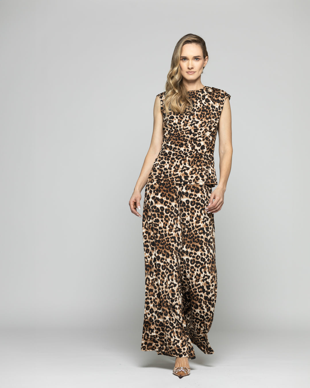 Polera Mujer Manzanilla Sin Mangas Drapeado Hombro Animal Print Café Ludovica