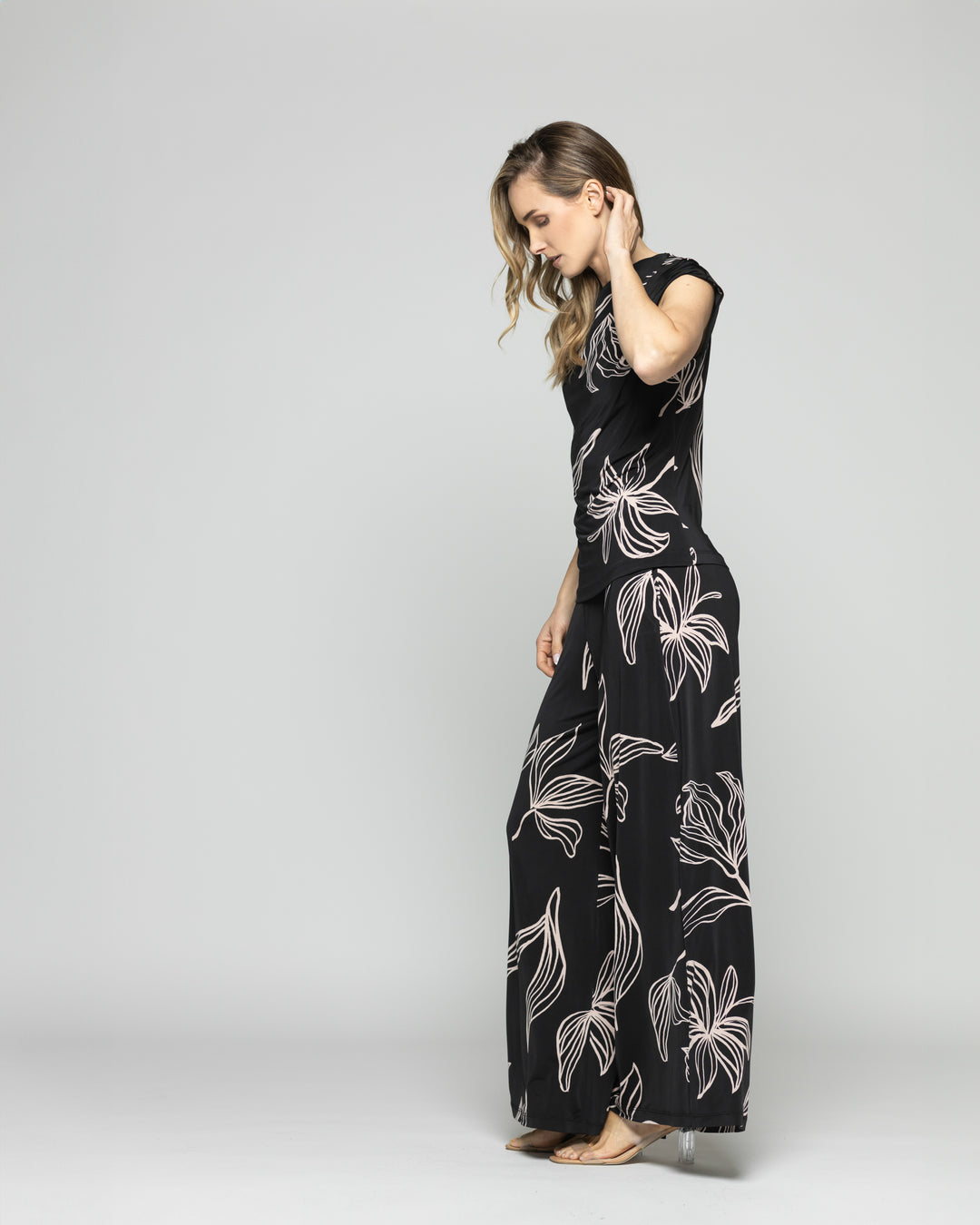 Polera Mujer Manzanilla Sin Mangas Drapeado Hombro Estampado Flores Lineal Negro Ludovica