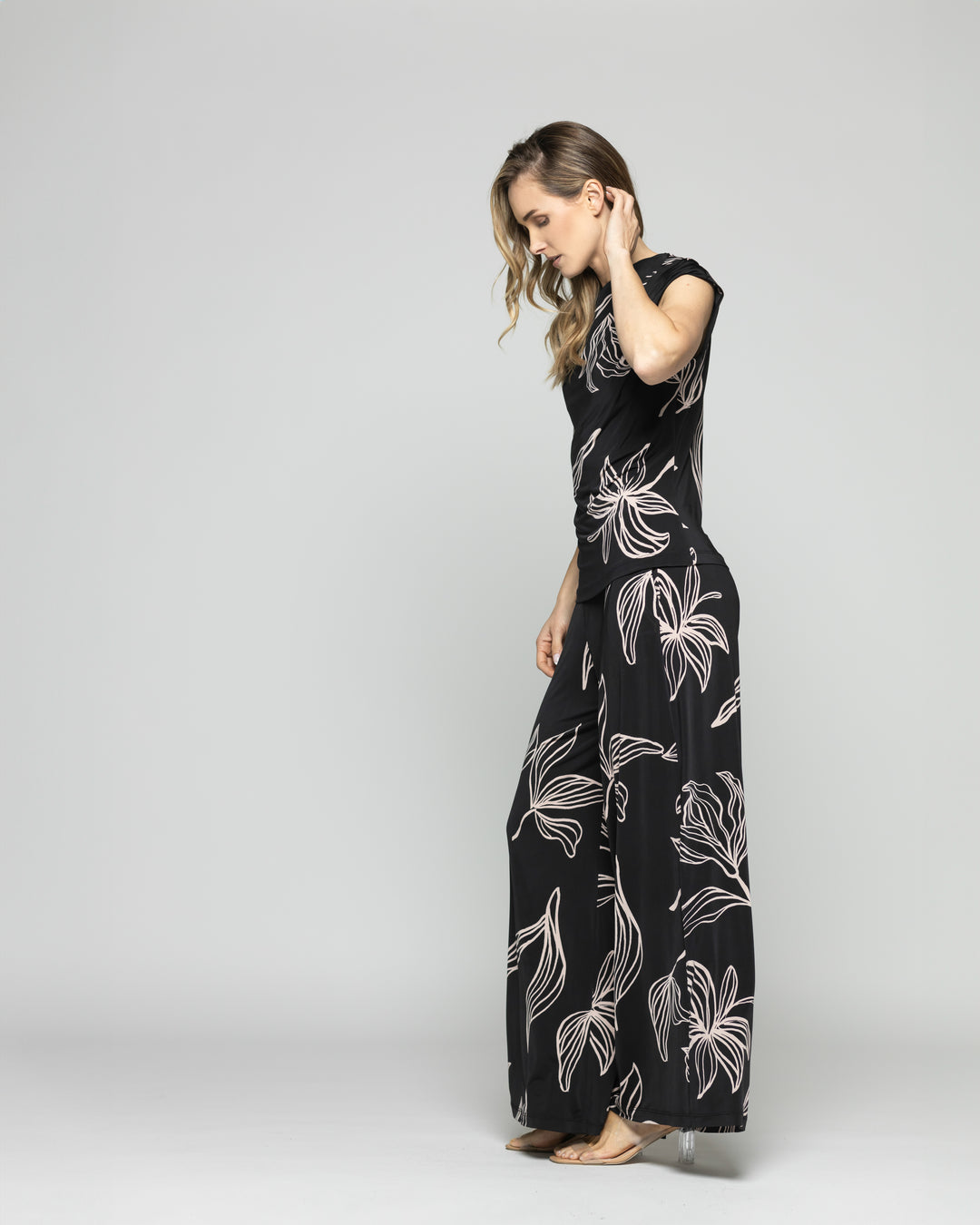 Polera Mujer Manzanilla Sin Mangas Drapeado Hombro Estampado Flores Lineal Negro Ludovica