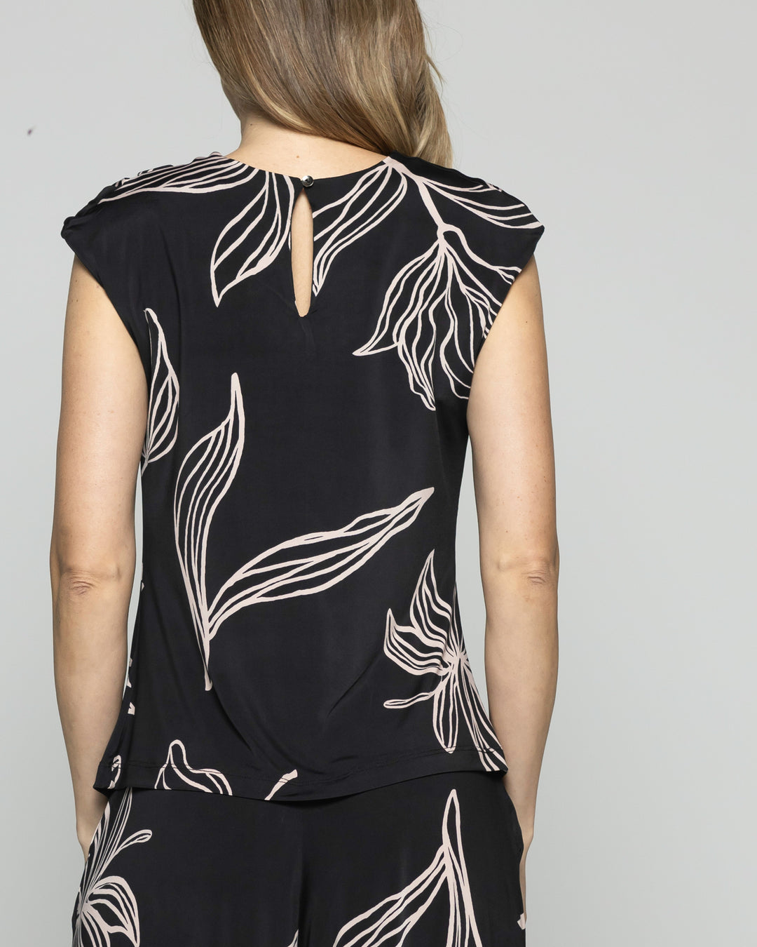 Polera Mujer Manzanilla Sin Mangas Drapeado Hombro Estampado Flores Lineal Negro Ludovica