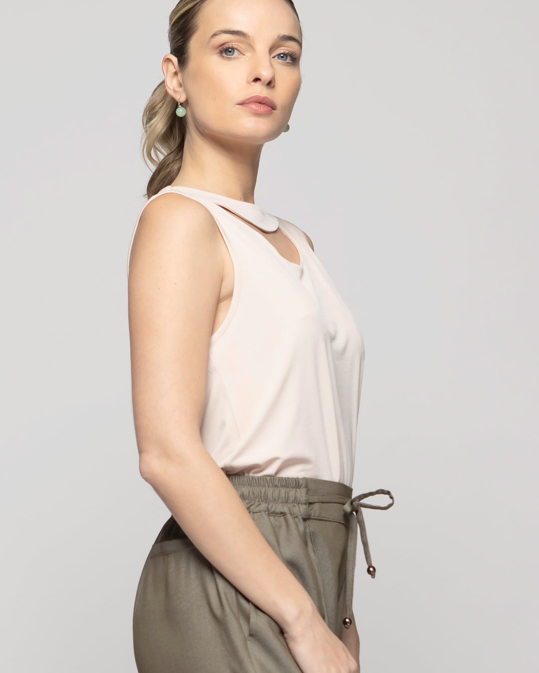 Polera Mujer Narciso Escote Medialuna Sin Mangas Nude Ludovica
