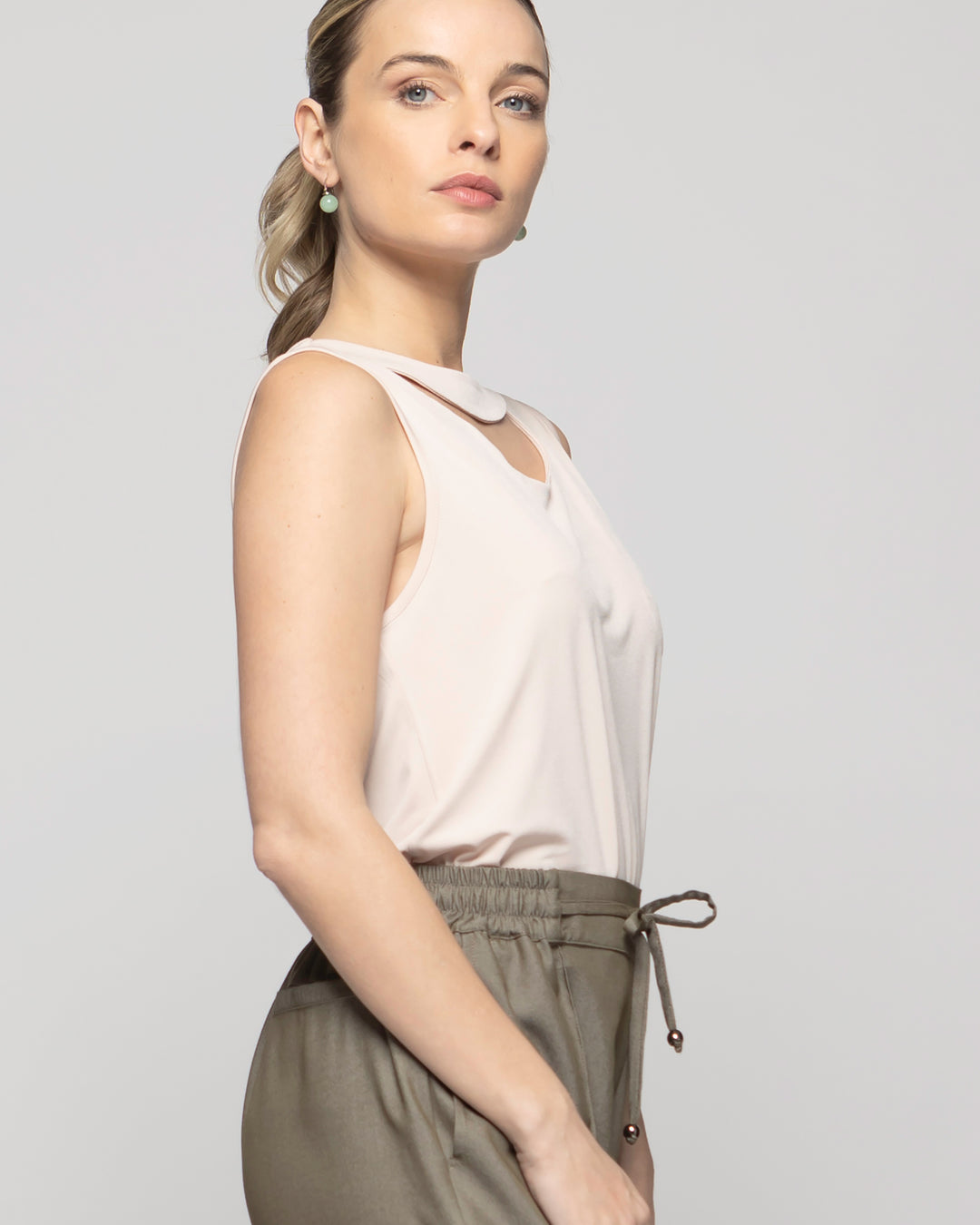 Polera Mujer Narciso Escote Medialuna Sin Mangas Nude Ludovica