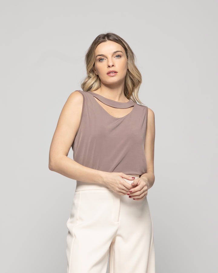 Polera Mujer Narciso Escote Medialuna Sin Mangas Café Taupe Ludovica