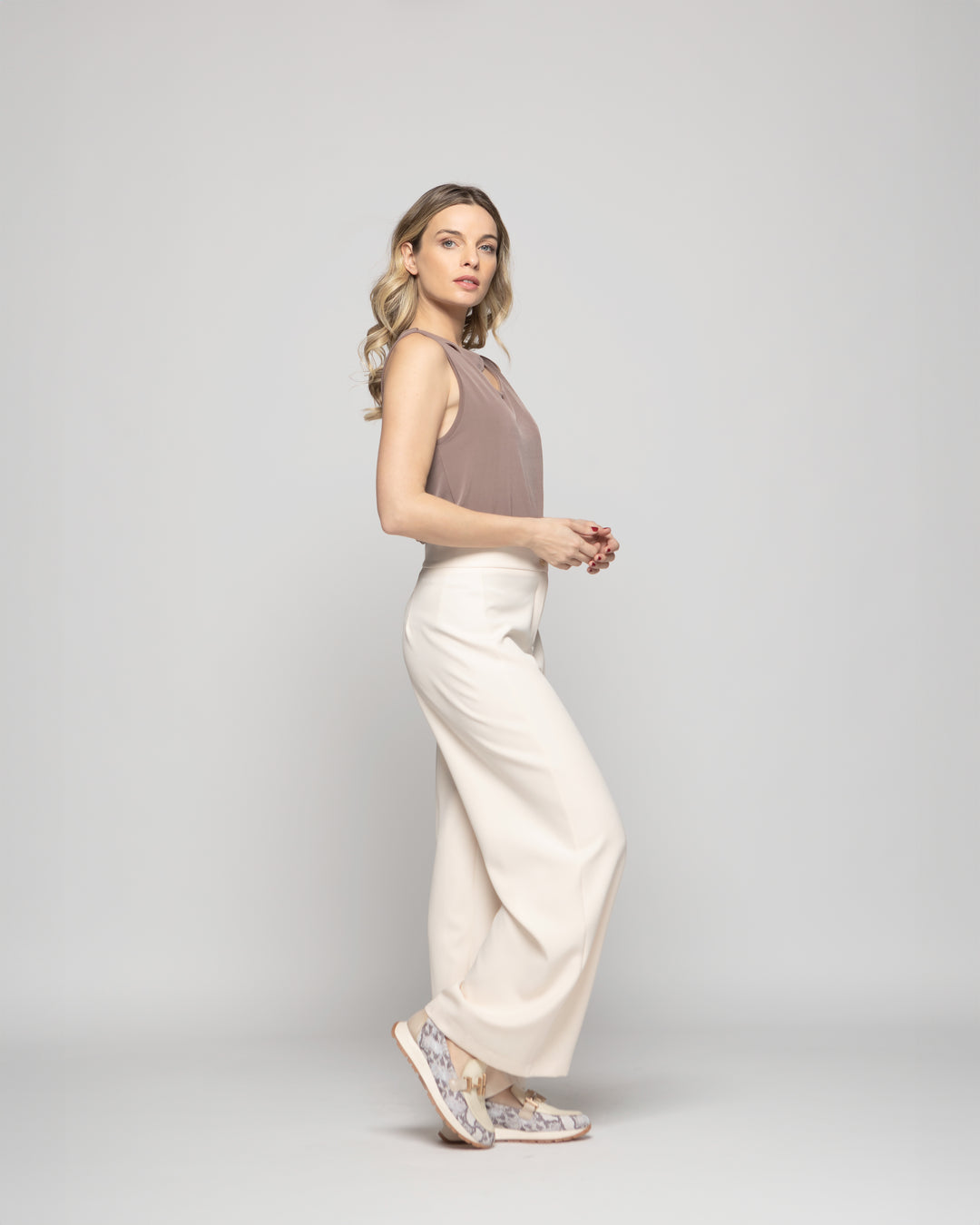 Polera Mujer Narciso Escote Medialuna Sin Mangas Café Taupe Ludovica