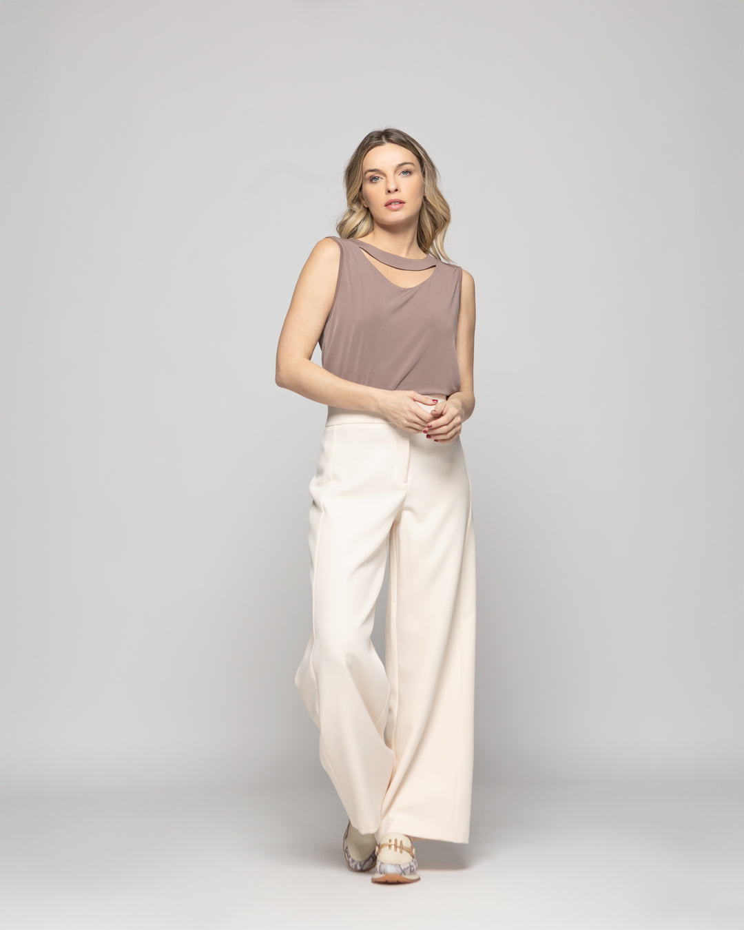 Polera Mujer Narciso Escote Medialuna Sin Mangas Café Taupe Ludovica