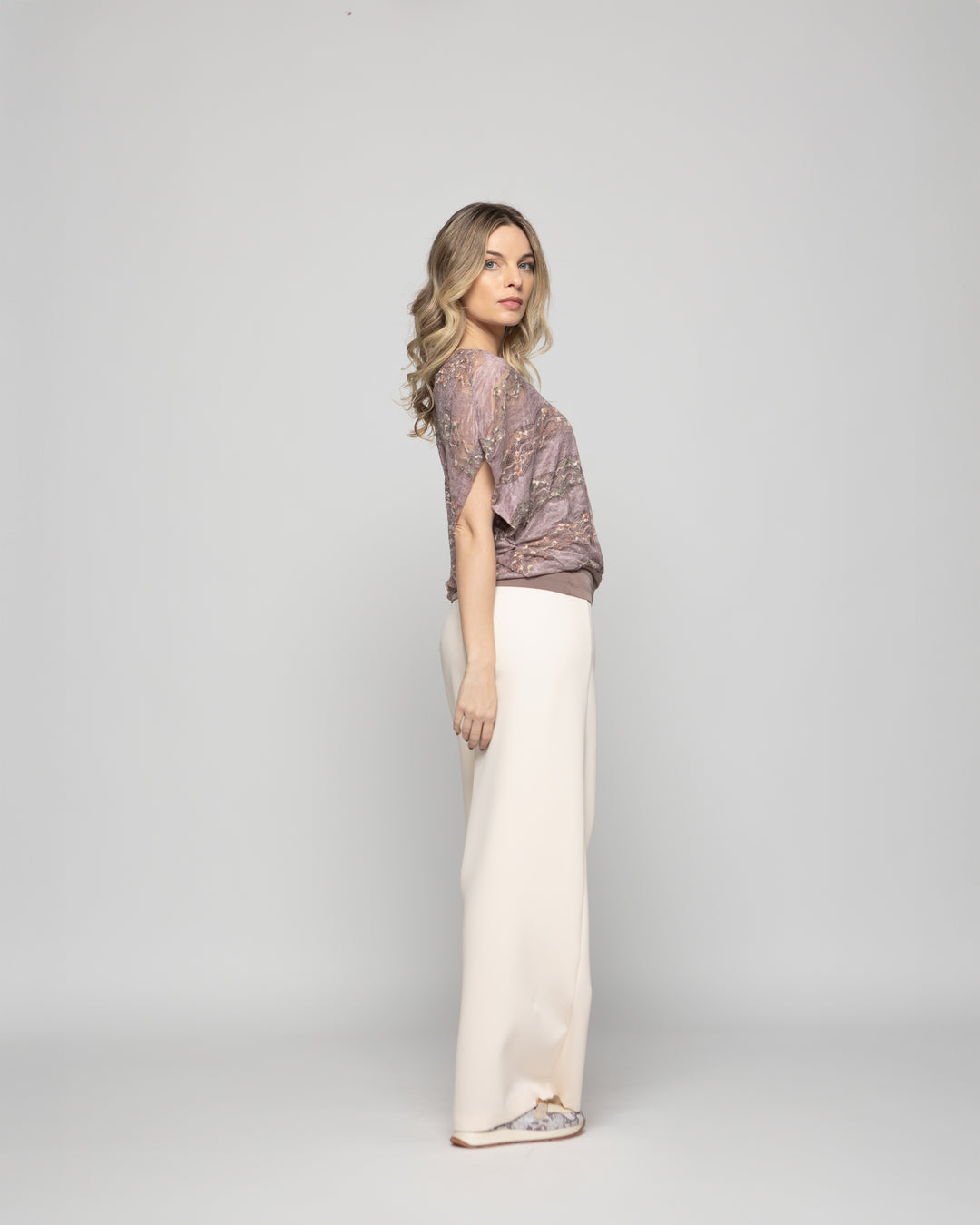 Polera Nigella Manga Caída Encaje Floral Rosado Ludovica