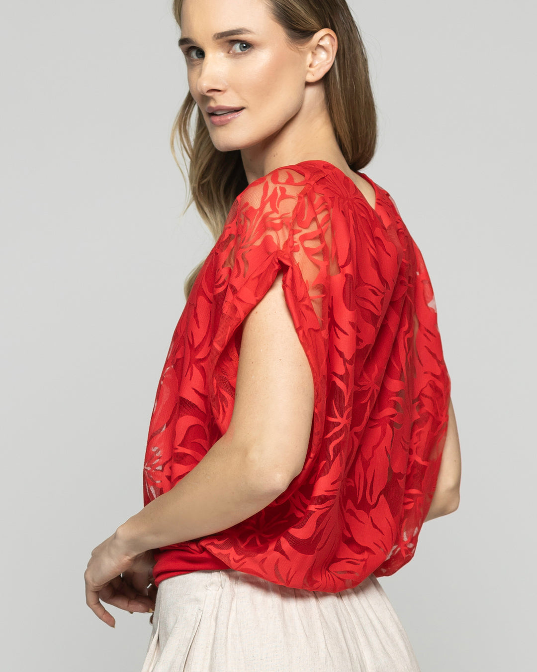 Polera Nigella Manga Caída Encaje Floral Rojo Ludovica